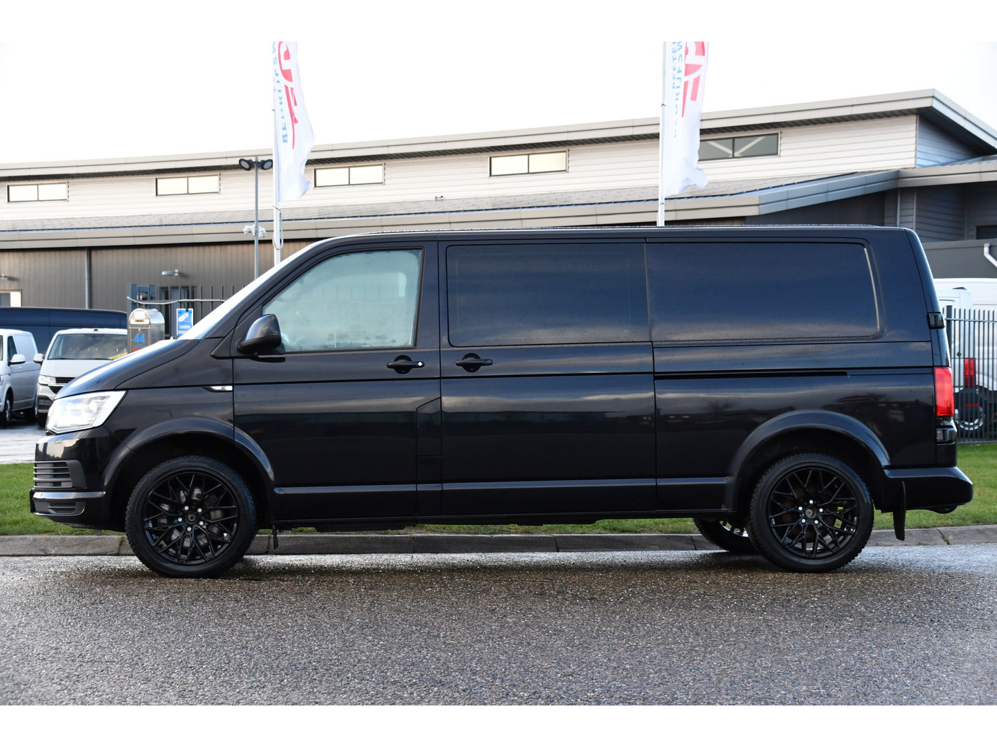 Volkswagen Transporter 2.0 TDI L2H1 DC 4Motion Highline Black Edition Camera, Cruise, Automaat, Multimedia, 204Pk, 2 x schuifdeur, LED, Uniek!