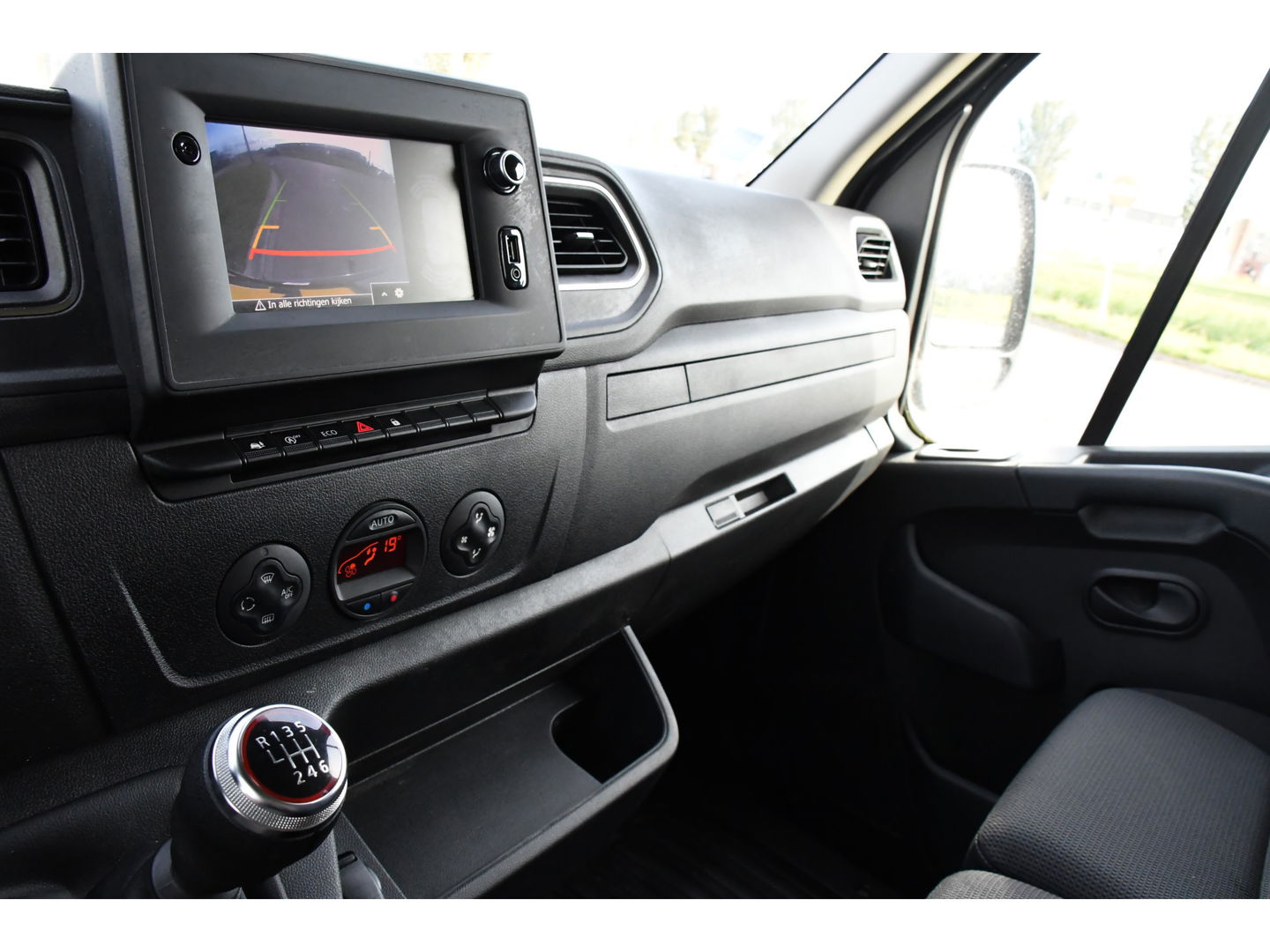 Renault Master T35 2.3 dCi 150 L2H2 PB Edition Camera, Cruise, Carplay, Clima, 150pk, Trekhaak, Multimedia, NAVI, Uniek!