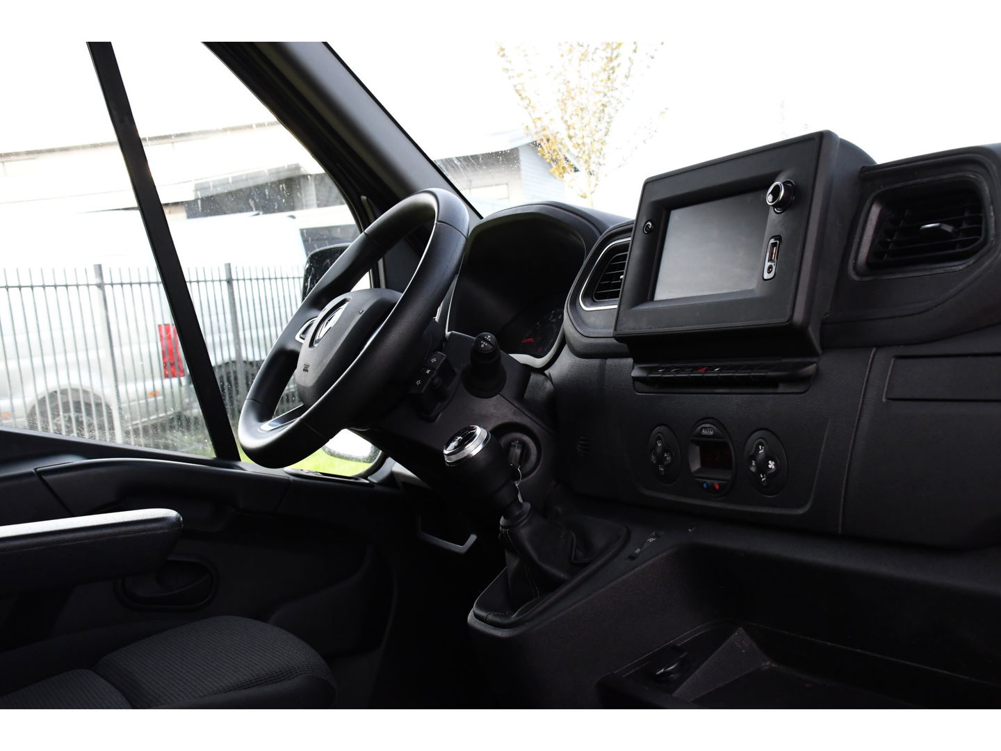 Renault Master T35 2.3 dCi 150 L2H2 PB Edition Camera, Cruise, Carplay, Clima, 150pk, Trekhaak, Multimedia, NAVI, Uniek!