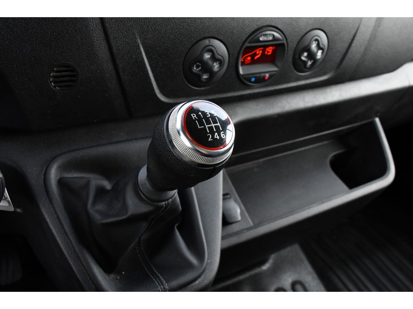Renault Master T35 2.3 dCi 150 L2H2 PB Edition Camera, Cruise, Carplay, Clima, 150pk, Trekhaak, Multimedia, NAVI, Uniek!