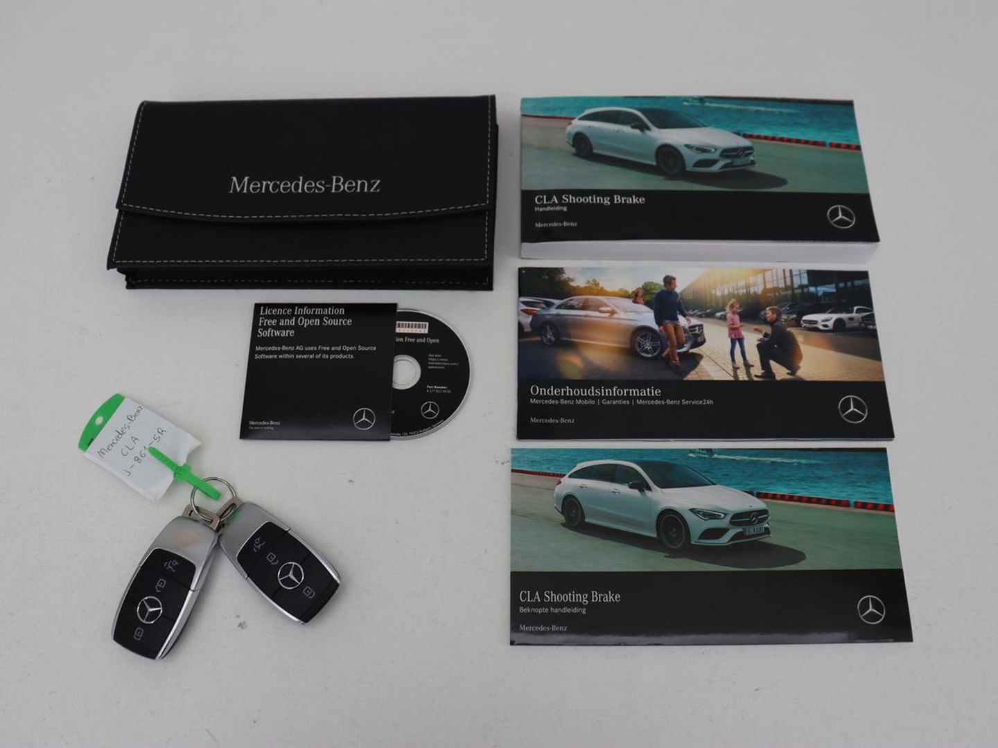 Mercedes-Benz CLA-Klasse 180d Business Solution AMG | Stoelverwarming | Carplay | Camera | Leder/Alcantara | Navigatie | Widescreen | Sfeerverlichting | Designo Mountaingrijs Magno