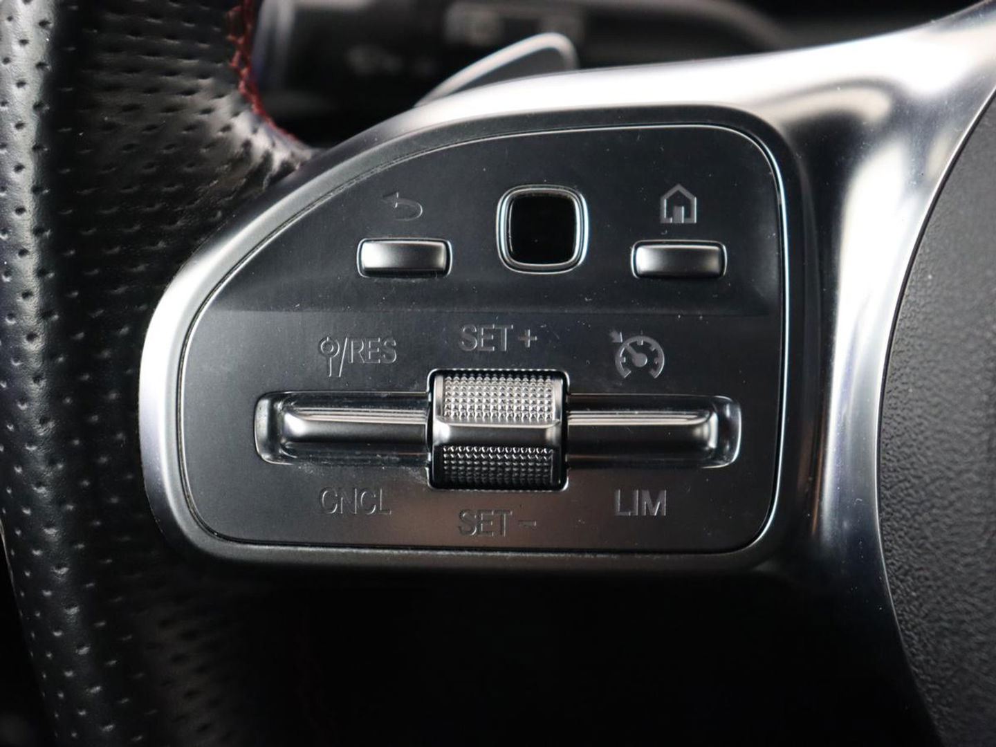 Mercedes-Benz CLA-Klasse 180d Business Solution AMG | Stoelverwarming | Carplay | Camera | Leder/Alcantara | Navigatie | Widescreen | Sfeerverlichting | Designo Mountaingrijs Magno