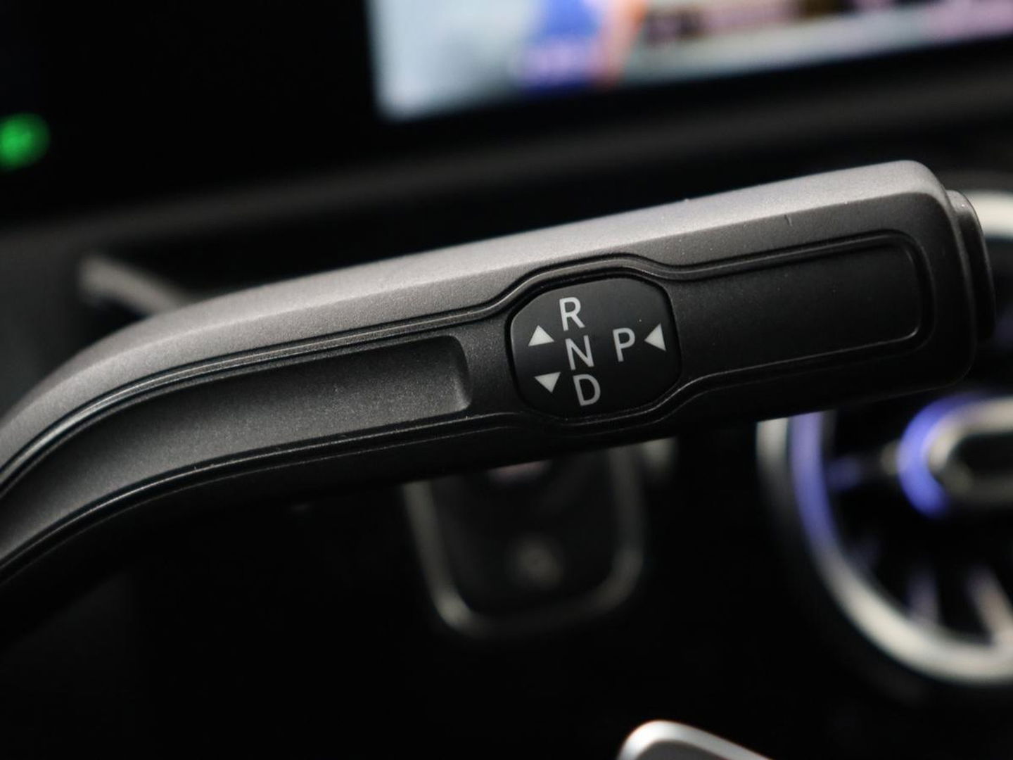 Mercedes-Benz CLA-Klasse 180d Business Solution AMG | Stoelverwarming | Carplay | Camera | Leder/Alcantara | Navigatie | Widescreen | Sfeerverlichting | Designo Mountaingrijs Magno