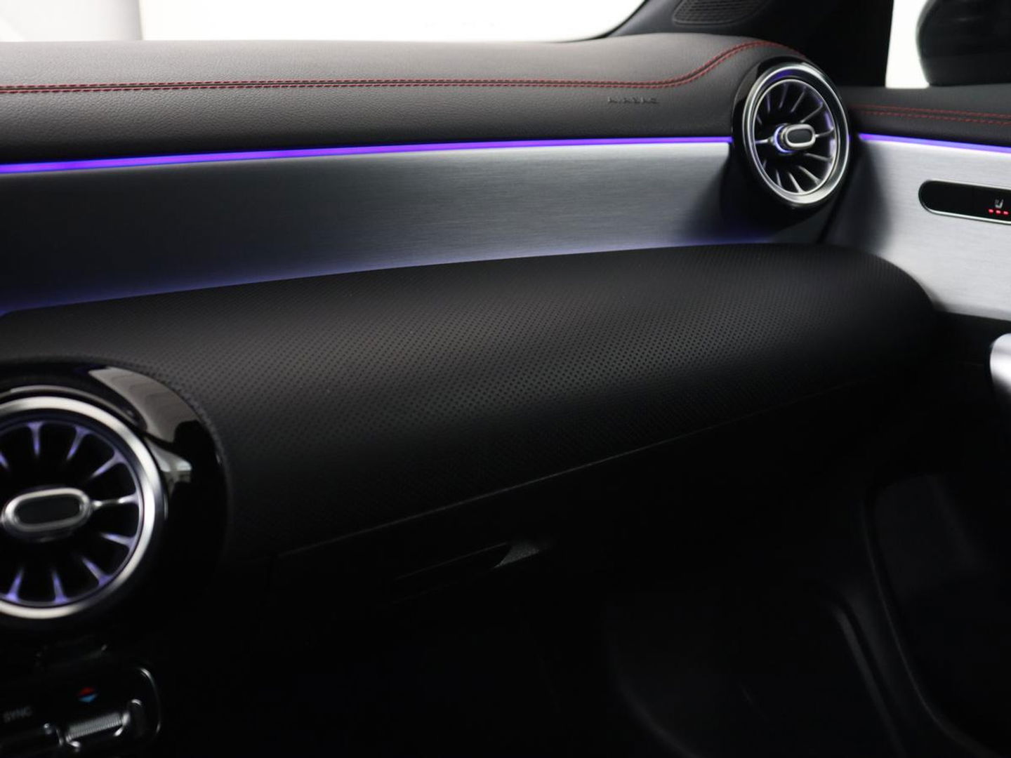 Mercedes-Benz CLA-Klasse 180d Business Solution AMG | Stoelverwarming | Carplay | Camera | Leder/Alcantara | Navigatie | Widescreen | Sfeerverlichting | Designo Mountaingrijs Magno