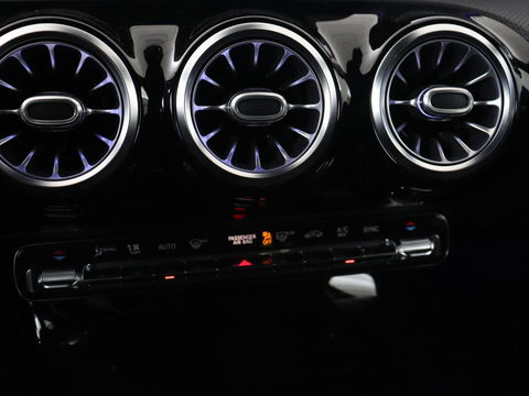 Mercedes-Benz CLA-Klasse 180d Business Solution AMG | Stoelverwarming | Carplay | Camera | Leder/Alcantara | Navigatie | Widescreen | Sfeerverlichting | Designo Mountaingrijs Magno