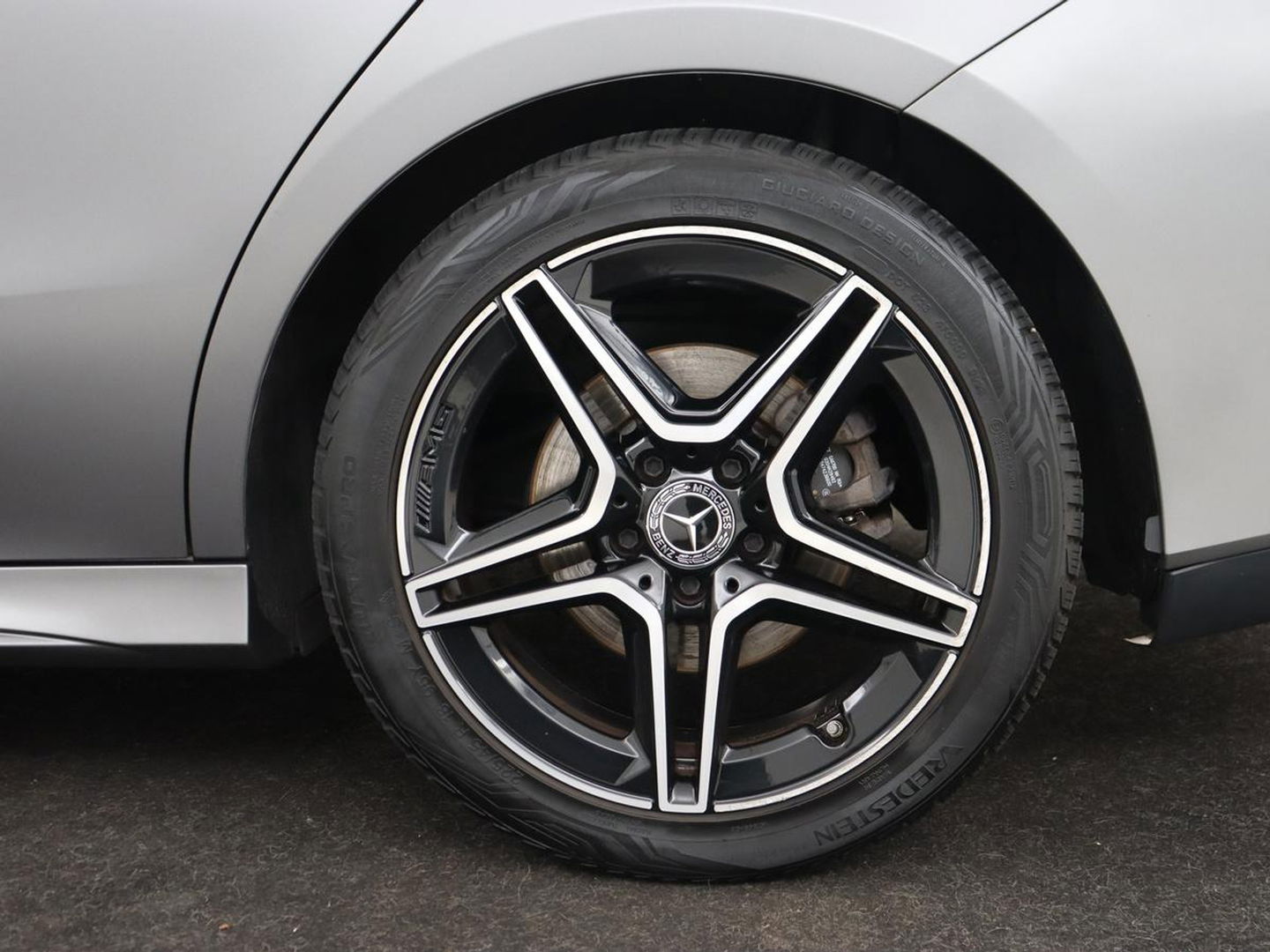 Mercedes-Benz CLA-Klasse 180d Business Solution AMG | Stoelverwarming | Carplay | Camera | Leder/Alcantara | Navigatie | Widescreen | Sfeerverlichting | Designo Mountaingrijs Magno