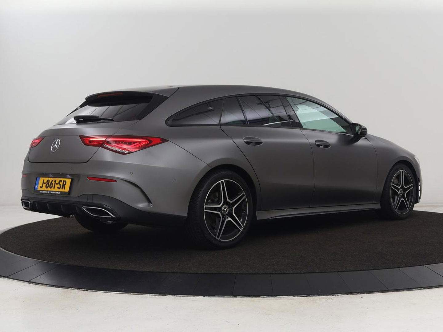 Mercedes-Benz CLA-Klasse 180d Business Solution AMG | Stoelverwarming | Carplay | Camera | Leder/Alcantara | Navigatie | Widescreen | Sfeerverlichting | Designo Mountaingrijs Magno