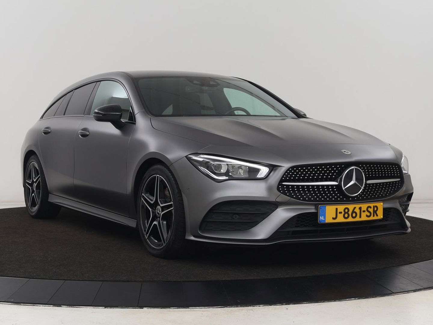 Mercedes-Benz CLA-Klasse 180d Business Solution AMG | Stoelverwarming | Carplay | Camera | Leder/Alcantara | Navigatie | Widescreen | Sfeerverlichting | Designo Mountaingrijs Magno
