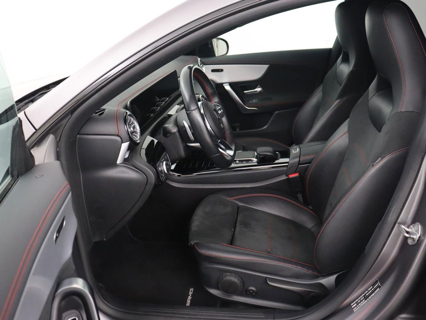 Mercedes-Benz CLA-Klasse 180d Business Solution AMG | Stoelverwarming | Carplay | Camera | Leder/Alcantara | Navigatie | Widescreen | Sfeerverlichting | Designo Mountaingrijs Magno