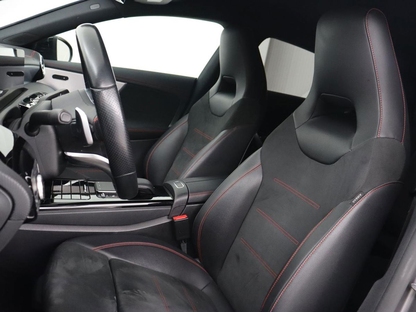 Mercedes-Benz CLA-Klasse 180d Business Solution AMG | Stoelverwarming | Carplay | Camera | Leder/Alcantara | Navigatie | Widescreen | Sfeerverlichting | Designo Mountaingrijs Magno