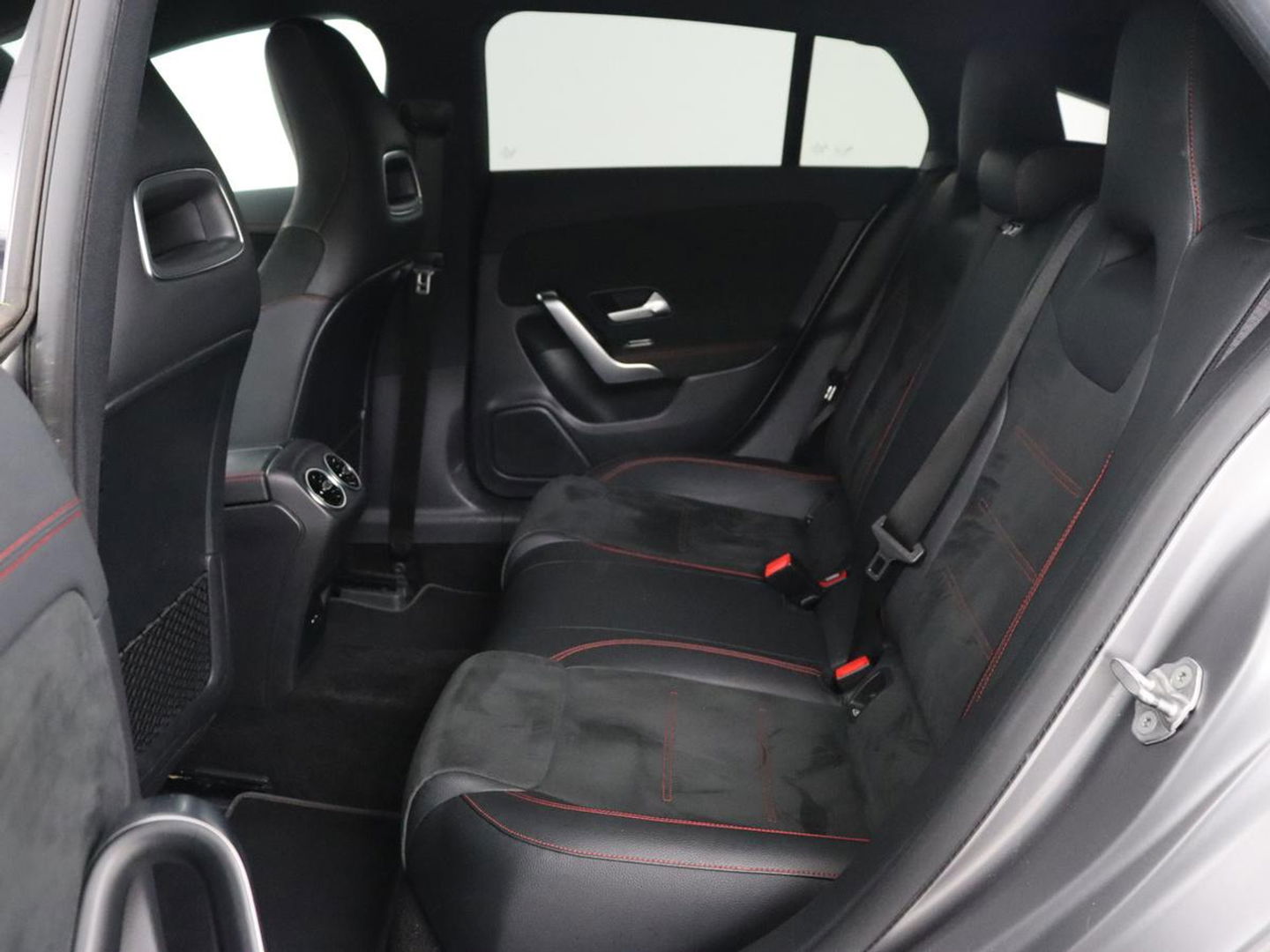 Mercedes-Benz CLA-Klasse 180d Business Solution AMG | Stoelverwarming | Carplay | Camera | Leder/Alcantara | Navigatie | Widescreen | Sfeerverlichting | Designo Mountaingrijs Magno