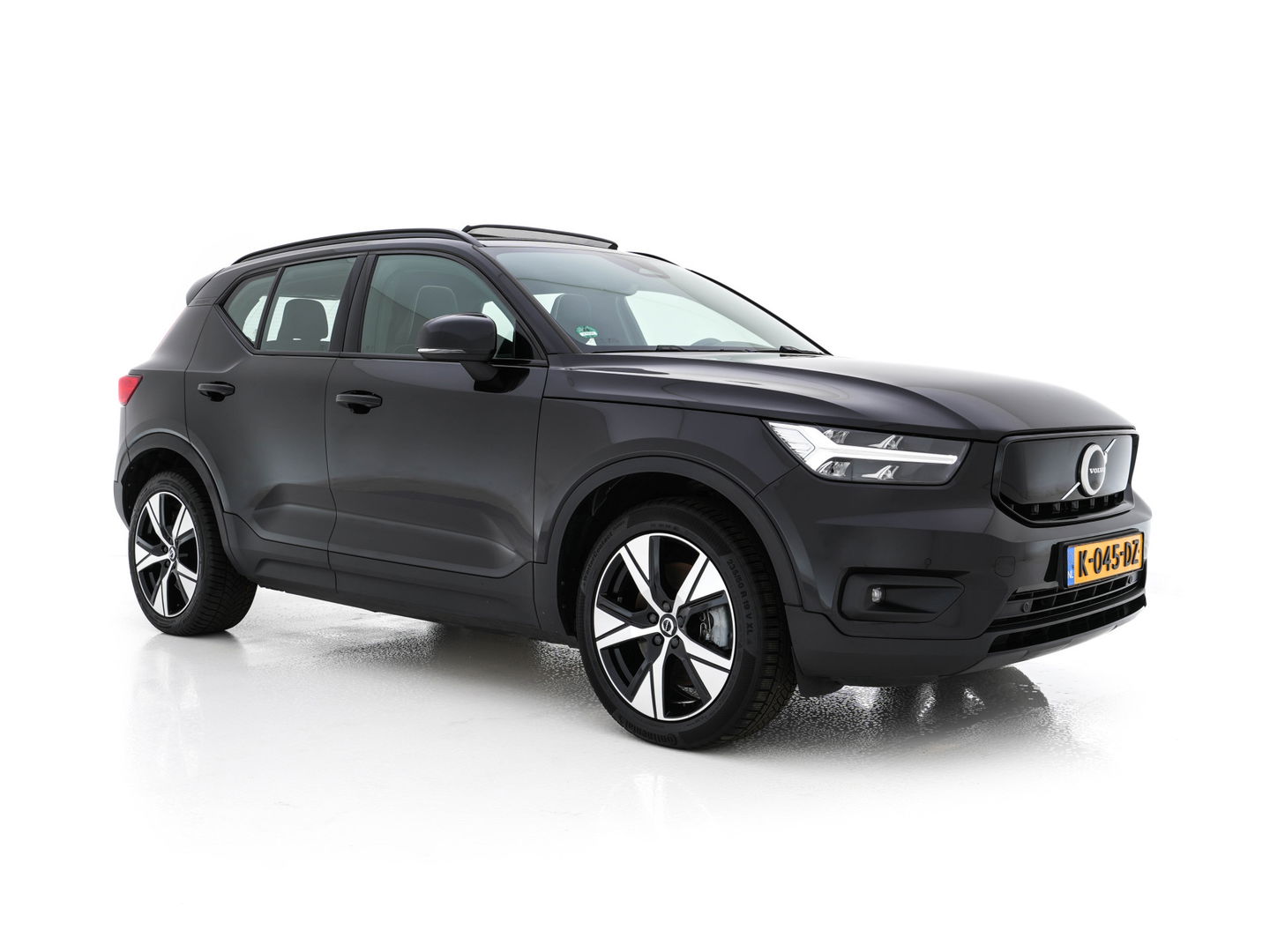 Volvo XC40 Recharge P8 AWD R-Design [ 3-Fase ] { SOH-89%} (INCL-BTW) *PANO | LEATHER-ALCANTARA | DIGI-COCKPIT | FULL-LED | PREMIUM-AUDIO | CARPLAY | KEYLESS | NAVI-FULLMAP | ECC | PDC | HEATED-SPORTSEATS | BLIS | PRIVACY-GLASS | 19''ALU*