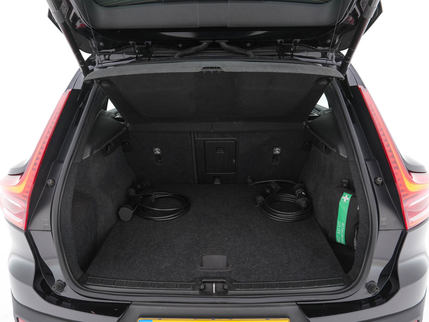 Volvo XC40 Recharge P8 AWD R-Design [ 3-Fase ] { SOH-89%} (INCL-BTW) *PANO | LEATHER-ALCANTARA | DIGI-COCKPIT | FULL-LED | PREMIUM-AUDIO | CARPLAY | KEYLESS | NAVI-FULLMAP | ECC | PDC | HEATED-SPORTSEATS | BLIS | PRIVACY-GLASS | 19''ALU*