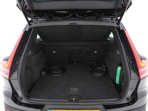 Volvo XC40 Recharge P8 AWD R-Design [ 3-Fase ] { SOH-89%} (INCL-BTW) *PANO | LEATHER-ALCANTARA | DIGI-COCKPIT | FULL-LED | PREMIUM-AUDIO | CARPLAY | KEYLESS | NAVI-FULLMAP | ECC | PDC | HEATED-SPORTSEATS | BLIS | PRIVACY-GLASS | 19''ALU*