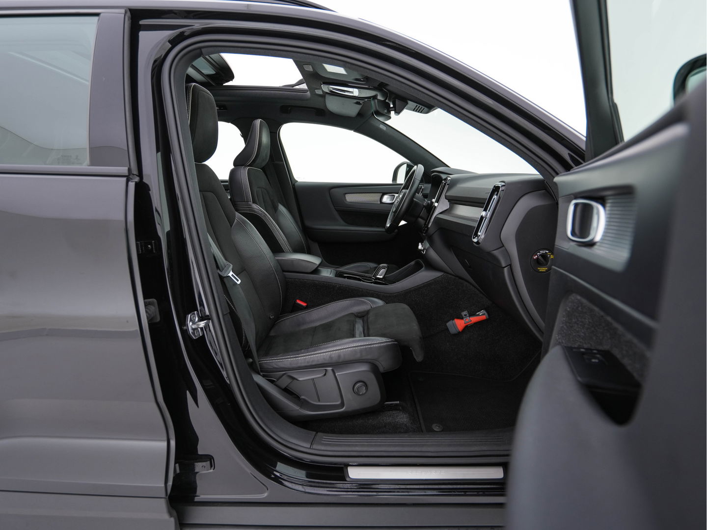 Volvo XC40 Recharge P8 AWD R-Design [ 3-Fase ] { SOH-89%} (INCL-BTW) *PANO | LEATHER-ALCANTARA | DIGI-COCKPIT | FULL-LED | PREMIUM-AUDIO | CARPLAY | KEYLESS | NAVI-FULLMAP | ECC | PDC | HEATED-SPORTSEATS | BLIS | PRIVACY-GLASS | 19''ALU*