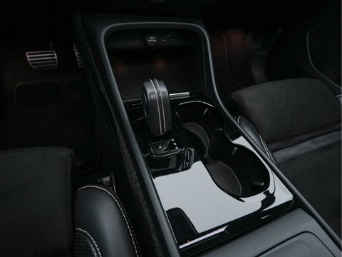 Volvo XC40 Recharge P8 AWD R-Design [ 3-Fase ] { SOH-89%} (INCL-BTW) *PANO | LEATHER-ALCANTARA | DIGI-COCKPIT | FULL-LED | PREMIUM-AUDIO | CARPLAY | KEYLESS | NAVI-FULLMAP | ECC | PDC | HEATED-SPORTSEATS | BLIS | PRIVACY-GLASS | 19''ALU*