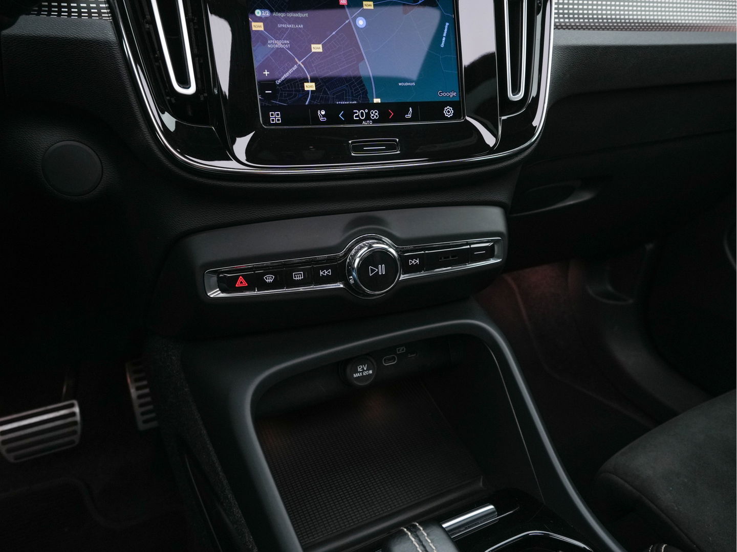 Volvo XC40 Recharge P8 AWD R-Design [ 3-Fase ] { SOH-89%} (INCL-BTW) *PANO | LEATHER-ALCANTARA | DIGI-COCKPIT | FULL-LED | PREMIUM-AUDIO | CARPLAY | KEYLESS | NAVI-FULLMAP | ECC | PDC | HEATED-SPORTSEATS | BLIS | PRIVACY-GLASS | 19''ALU*
