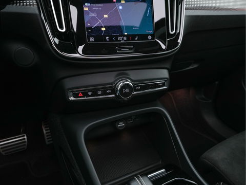 Volvo XC40 Recharge P8 AWD R-Design [ 3-Fase ] { SOH-89%} (INCL-BTW) *PANO | LEATHER-ALCANTARA | DIGI-COCKPIT | FULL-LED | PREMIUM-AUDIO | CARPLAY | KEYLESS | NAVI-FULLMAP | ECC | PDC | HEATED-SPORTSEATS | BLIS | PRIVACY-GLASS | 19''ALU*