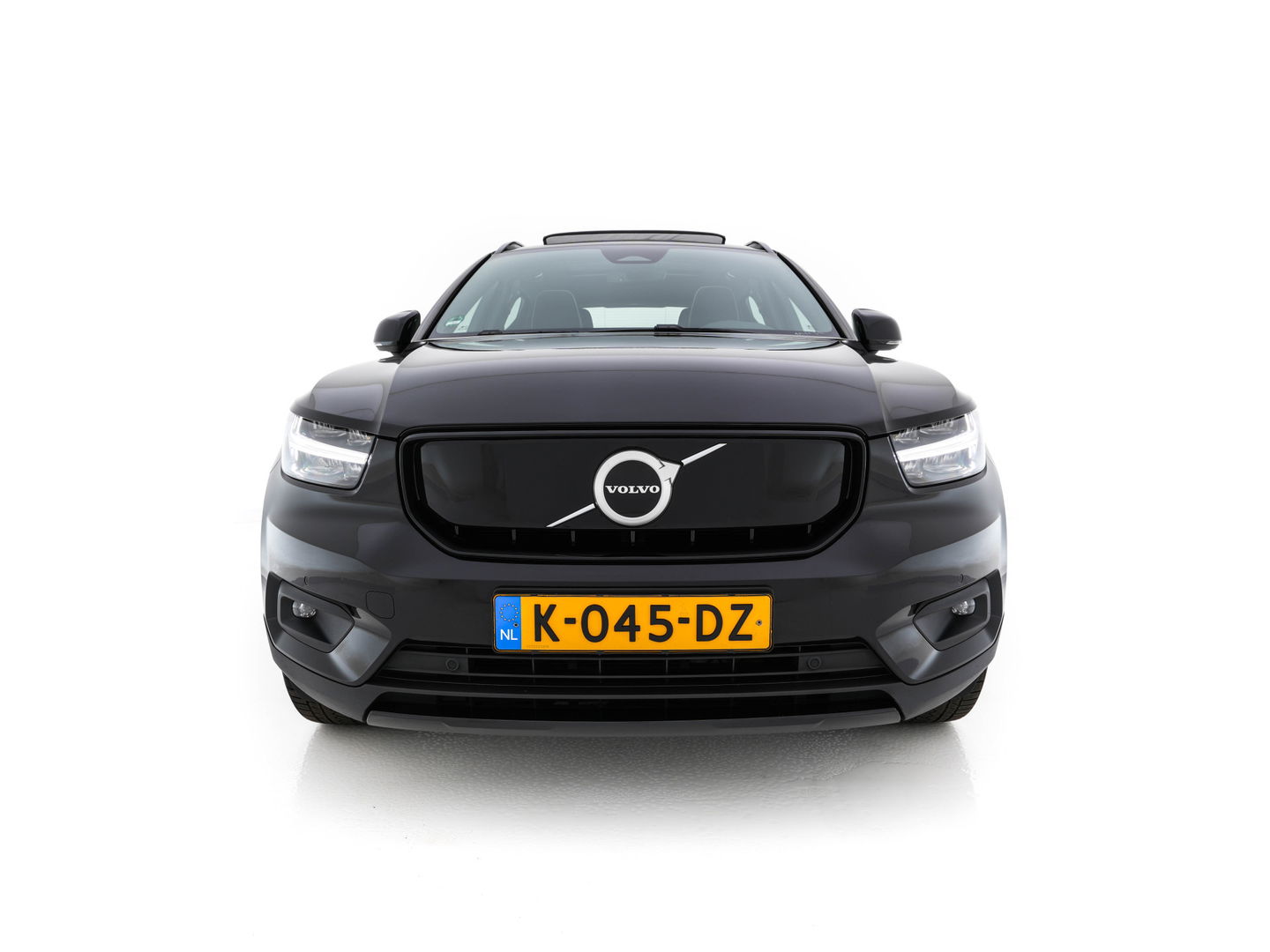 Volvo XC40 Recharge P8 AWD R-Design [ 3-Fase ] { SOH-89%} (INCL-BTW) *PANO | LEATHER-ALCANTARA | DIGI-COCKPIT | FULL-LED | PREMIUM-AUDIO | CARPLAY | KEYLESS | NAVI-FULLMAP | ECC | PDC | HEATED-SPORTSEATS | BLIS | PRIVACY-GLASS | 19''ALU*