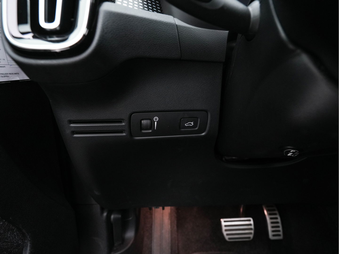 Volvo XC40 Recharge P8 AWD R-Design [ 3-Fase ] { SOH-89%} (INCL-BTW) *PANO | LEATHER-ALCANTARA | DIGI-COCKPIT | FULL-LED | PREMIUM-AUDIO | CARPLAY | KEYLESS | NAVI-FULLMAP | ECC | PDC | HEATED-SPORTSEATS | BLIS | PRIVACY-GLASS | 19''ALU*