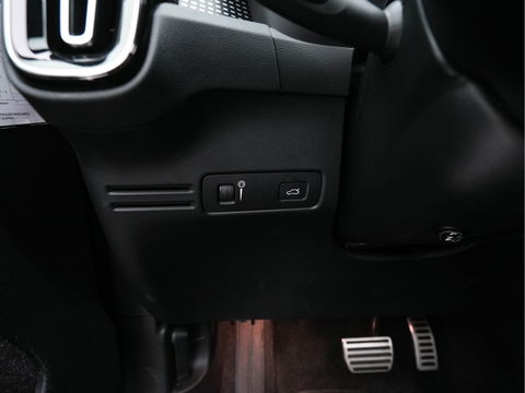Volvo XC40 Recharge P8 AWD R-Design [ 3-Fase ] { SOH-89%} (INCL-BTW) *PANO | LEATHER-ALCANTARA | DIGI-COCKPIT | FULL-LED | PREMIUM-AUDIO | CARPLAY | KEYLESS | NAVI-FULLMAP | ECC | PDC | HEATED-SPORTSEATS | BLIS | PRIVACY-GLASS | 19''ALU*