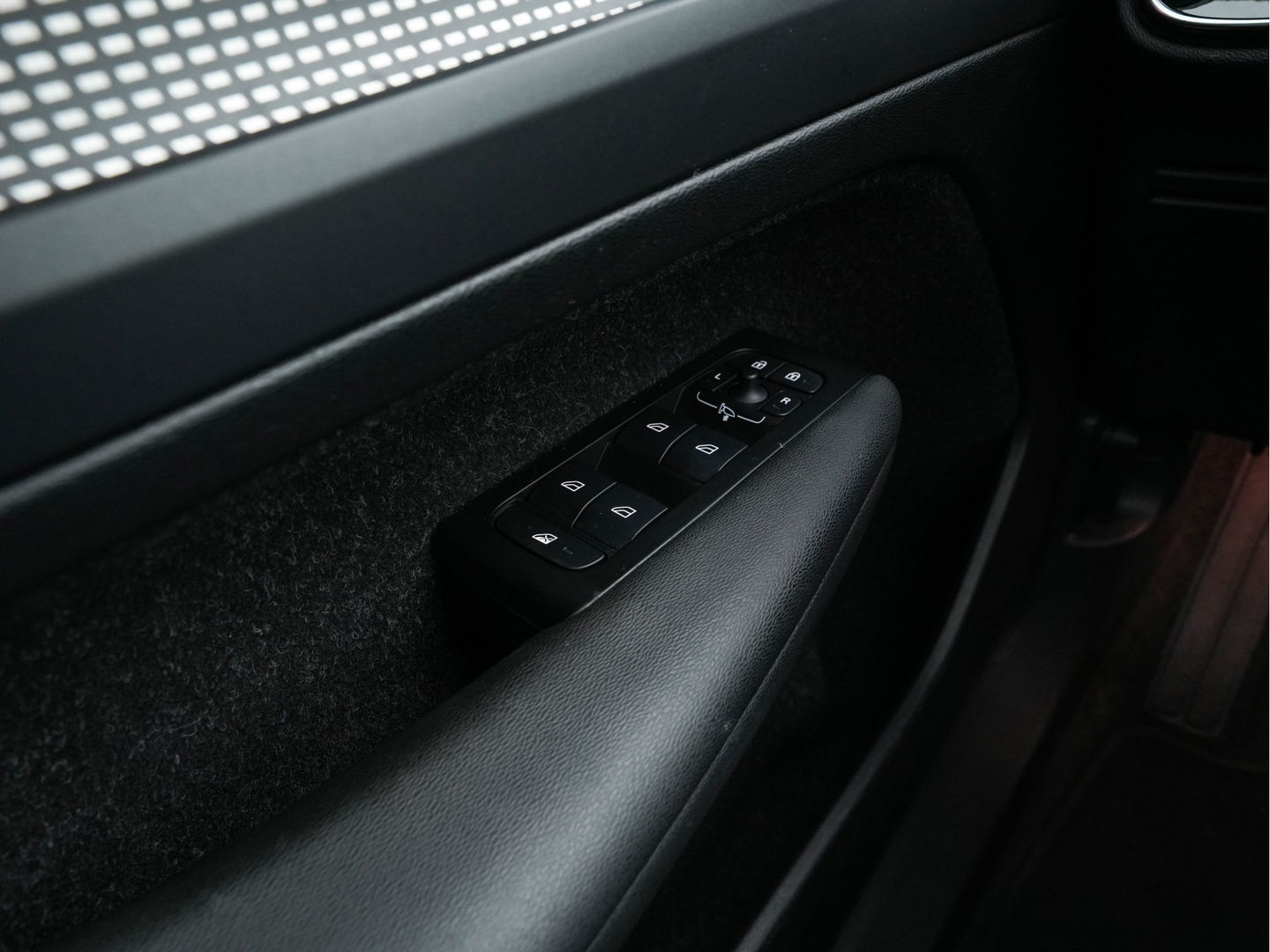Volvo XC40 Recharge P8 AWD R-Design [ 3-Fase ] { SOH-89%} (INCL-BTW) *PANO | LEATHER-ALCANTARA | DIGI-COCKPIT | FULL-LED | PREMIUM-AUDIO | CARPLAY | KEYLESS | NAVI-FULLMAP | ECC | PDC | HEATED-SPORTSEATS | BLIS | PRIVACY-GLASS | 19''ALU*