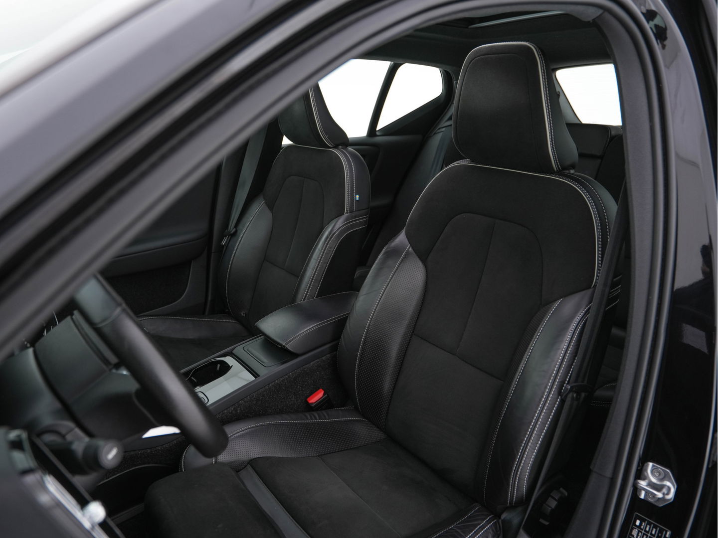 Volvo XC40 Recharge P8 AWD R-Design [ 3-Fase ] { SOH-89%} (INCL-BTW) *PANO | LEATHER-ALCANTARA | DIGI-COCKPIT | FULL-LED | PREMIUM-AUDIO | CARPLAY | KEYLESS | NAVI-FULLMAP | ECC | PDC | HEATED-SPORTSEATS | BLIS | PRIVACY-GLASS | 19''ALU*