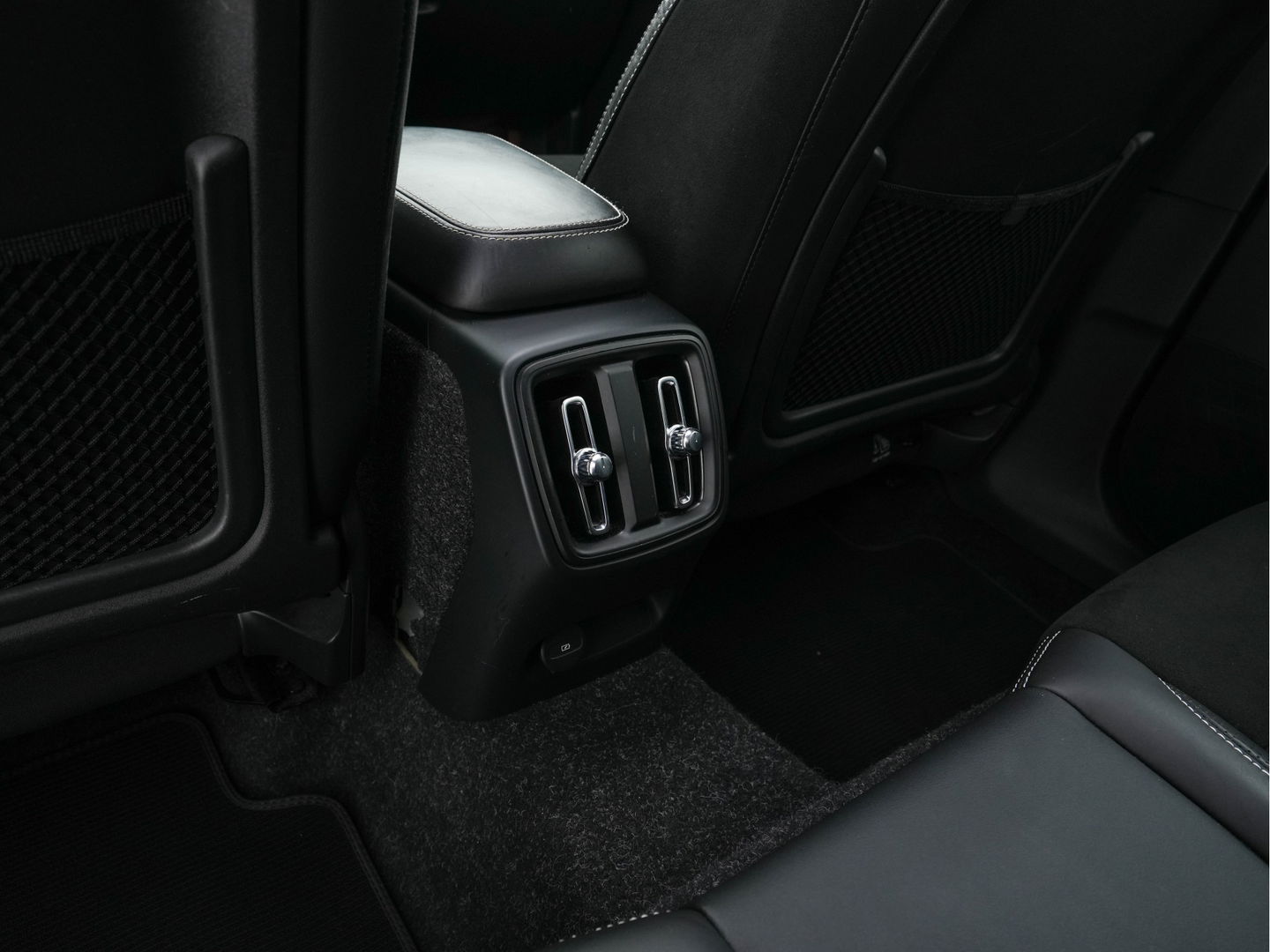 Volvo XC40 Recharge P8 AWD R-Design [ 3-Fase ] { SOH-89%} (INCL-BTW) *PANO | LEATHER-ALCANTARA | DIGI-COCKPIT | FULL-LED | PREMIUM-AUDIO | CARPLAY | KEYLESS | NAVI-FULLMAP | ECC | PDC | HEATED-SPORTSEATS | BLIS | PRIVACY-GLASS | 19''ALU*