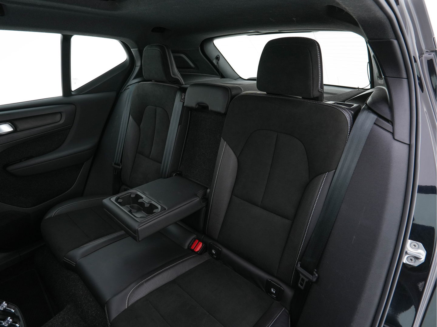 Volvo XC40 Recharge P8 AWD R-Design [ 3-Fase ] { SOH-89%} (INCL-BTW) *PANO | LEATHER-ALCANTARA | DIGI-COCKPIT | FULL-LED | PREMIUM-AUDIO | CARPLAY | KEYLESS | NAVI-FULLMAP | ECC | PDC | HEATED-SPORTSEATS | BLIS | PRIVACY-GLASS | 19''ALU*