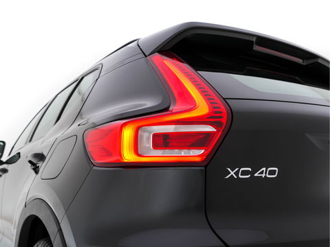 Volvo XC40 Recharge P8 AWD R-Design [ 3-Fase ] { SOH-89%} (INCL-BTW) *PANO | LEATHER-ALCANTARA | DIGI-COCKPIT | FULL-LED | PREMIUM-AUDIO | CARPLAY | KEYLESS | NAVI-FULLMAP | ECC | PDC | HEATED-SPORTSEATS | BLIS | PRIVACY-GLASS | 19''ALU*