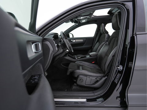 Volvo XC40 Recharge P8 AWD R-Design [ 3-Fase ] { SOH-89%} (INCL-BTW) *PANO | LEATHER-ALCANTARA | DIGI-COCKPIT | FULL-LED | PREMIUM-AUDIO | CARPLAY | KEYLESS | NAVI-FULLMAP | ECC | PDC | HEATED-SPORTSEATS | BLIS | PRIVACY-GLASS | 19''ALU*