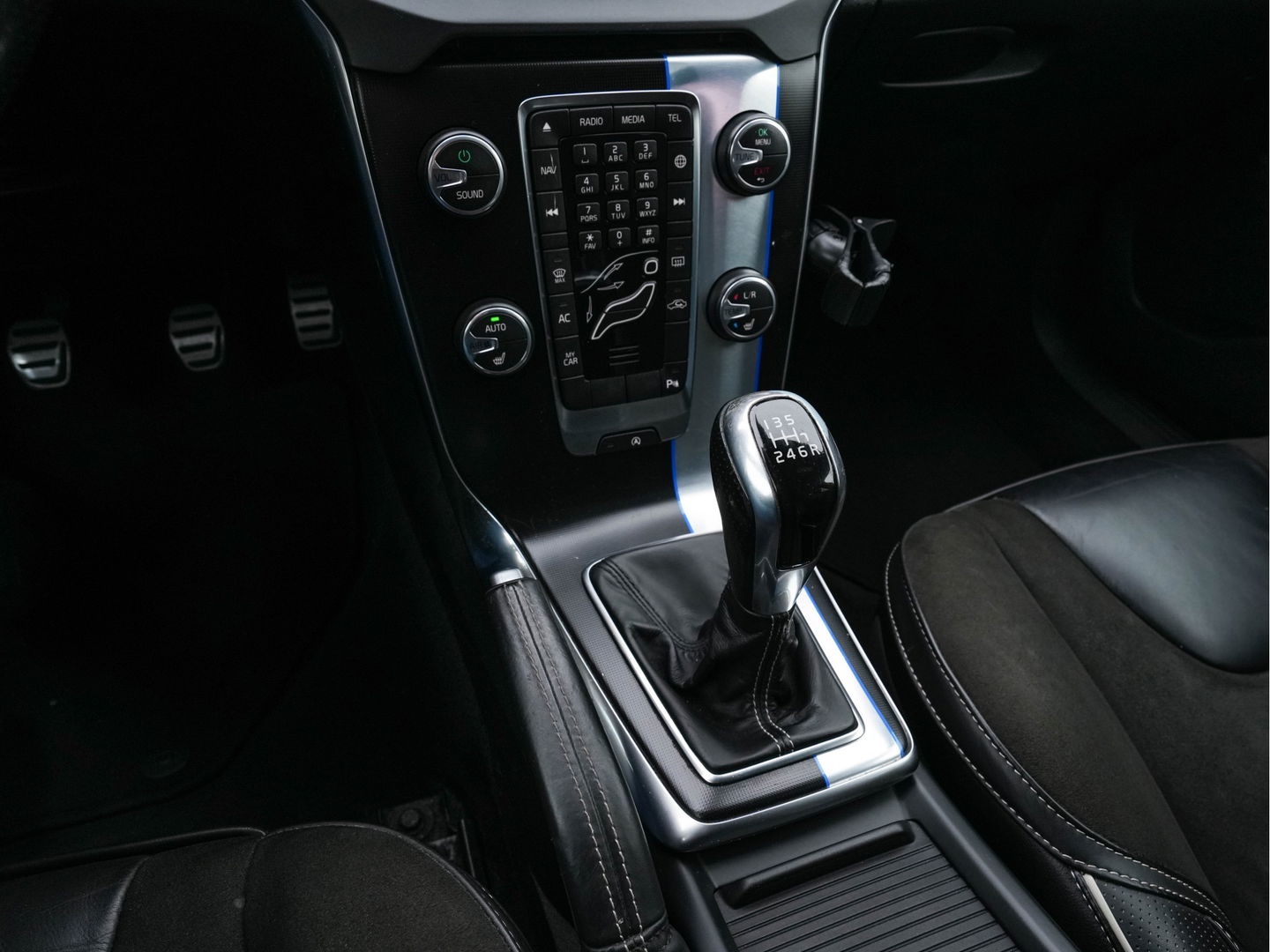 Volvo V40 2.0 D2 R-Design-Sportpack Business *LEATHER-ALCANTARA | XENON | NAVI-FULLMAP | HEATED-SPORTSEATS | ECC | PRIVACY-GLASS | PDC | CRUISE | 18''ALU*