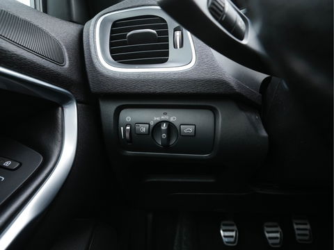 Volvo V40 2.0 D2 R-Design-Sportpack Business *LEATHER-ALCANTARA | XENON | NAVI-FULLMAP | HEATED-SPORTSEATS | ECC | PRIVACY-GLASS | PDC | CRUISE | 18''ALU*