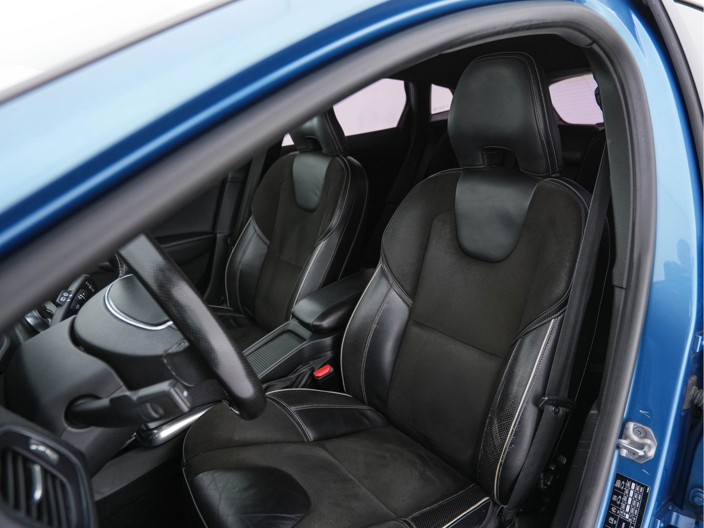 Volvo V40 2.0 D2 R-Design-Sportpack Business *LEATHER-ALCANTARA | XENON | NAVI-FULLMAP | HEATED-SPORTSEATS | ECC | PRIVACY-GLASS | PDC | CRUISE | 18''ALU*
