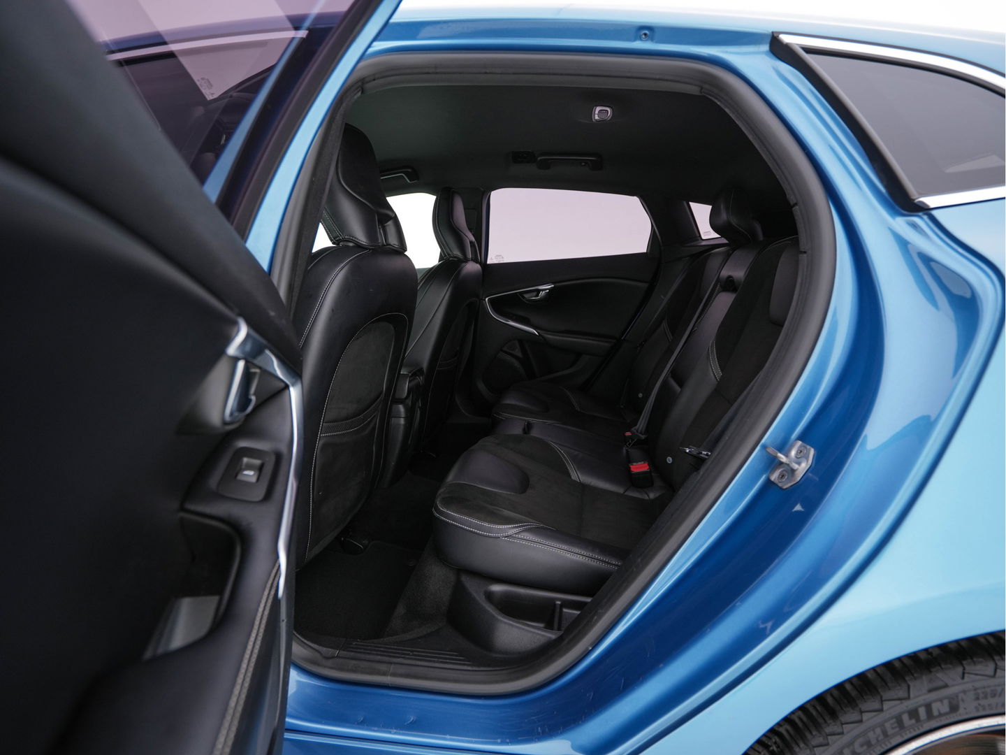 Volvo V40 2.0 D2 R-Design-Sportpack Business *LEATHER-ALCANTARA | XENON | NAVI-FULLMAP | HEATED-SPORTSEATS | ECC | PRIVACY-GLASS | PDC | CRUISE | 18''ALU*