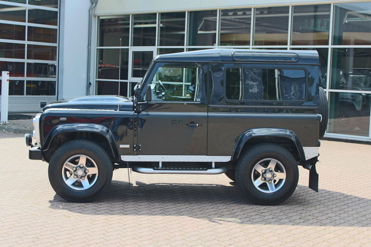 Land Rover Defender 2.4 TD 90 SW SVX 60th Anniversary „De Uiver” Special incl. Full Opties