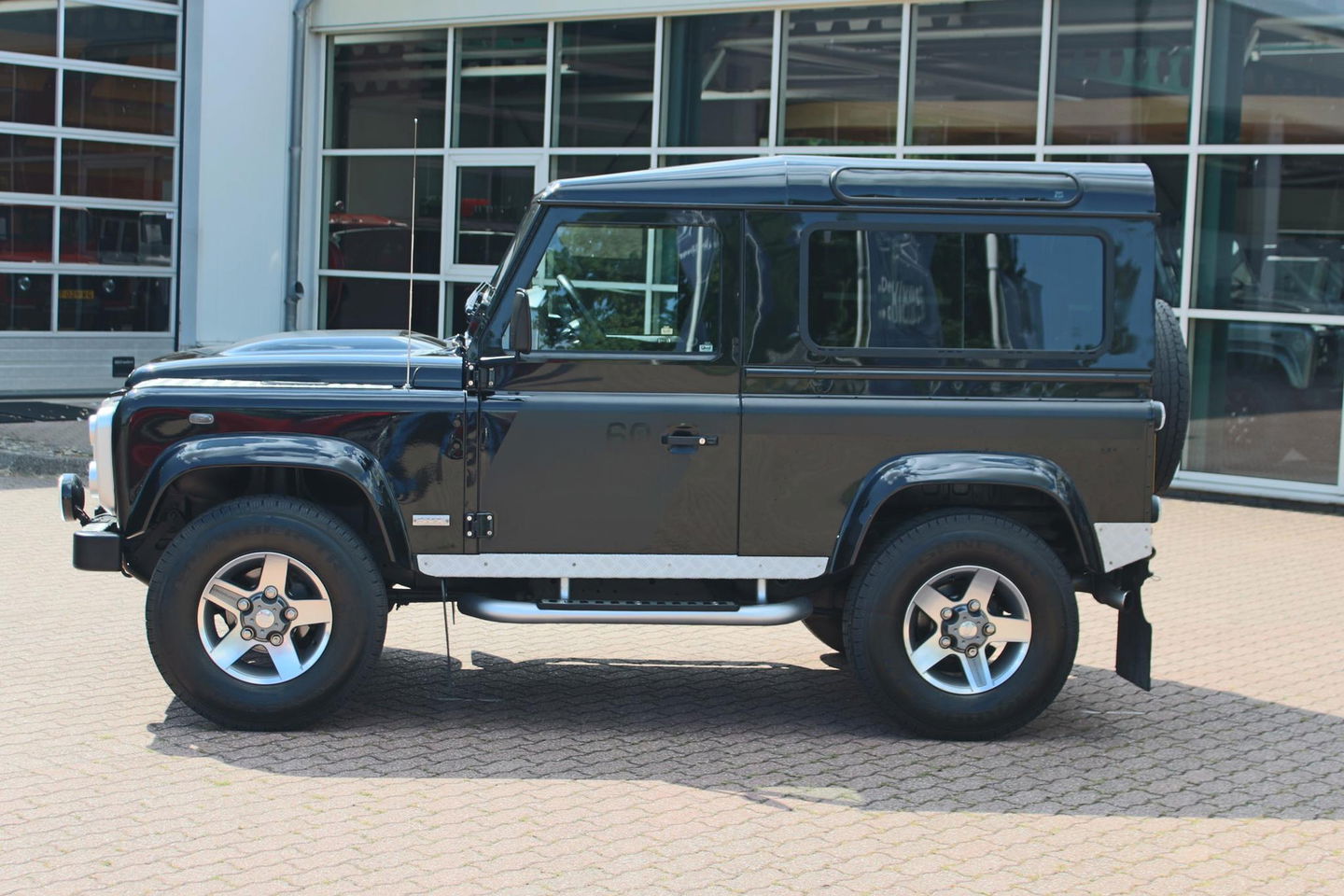 Land Rover Defender 2.4 TD 90 SW SVX 60th Anniversary „De Uiver” Special incl. Full Opties