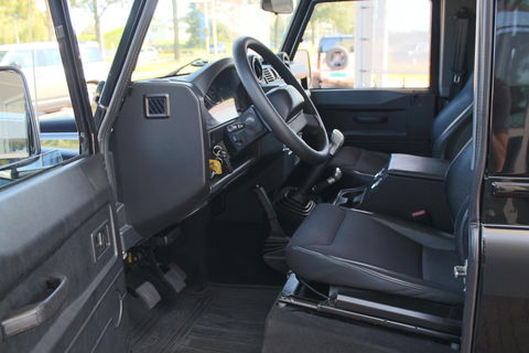 Land Rover Defender 2.4 TD 90 SW SVX 60th Anniversary „De Uiver” Special incl. Full Opties