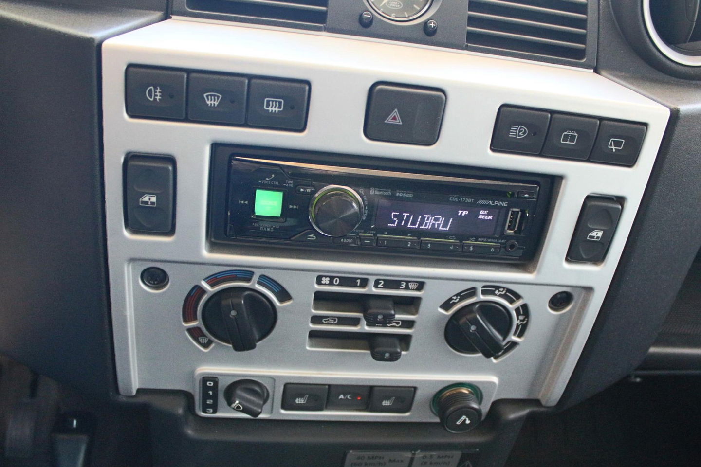 Land Rover Defender 2.4 TD 90 SW SVX 60th Anniversary „De Uiver” Special incl. Full Opties