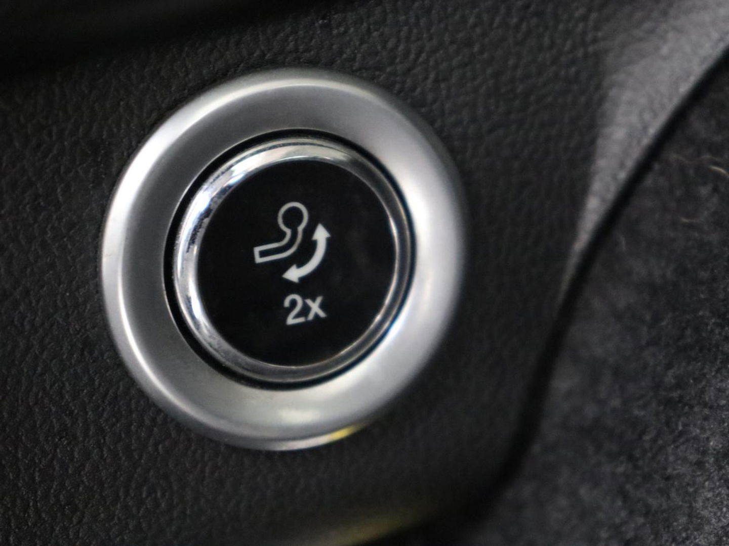 Ford Kuga 2.5 PHEV Vignale | Head-Up | Trekhaak | Adaptive cruise | Leder | 360 Camera | Stoelverwarming | Digital Cockpit | Carplay | Dodehoek detectie | Navigatie | Keyless | Achterbankverwarming | Plug In
