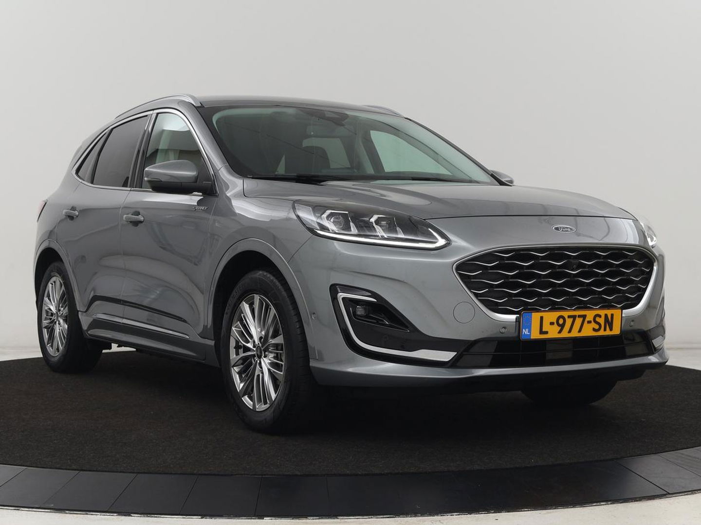 Ford Kuga 2.5 PHEV Vignale | Head-Up | Trekhaak | Adaptive cruise | Leder | 360 Camera | Stoelverwarming | Digital Cockpit | Carplay | Dodehoek detectie | Navigatie | Keyless | Achterbankverwarming | Plug In