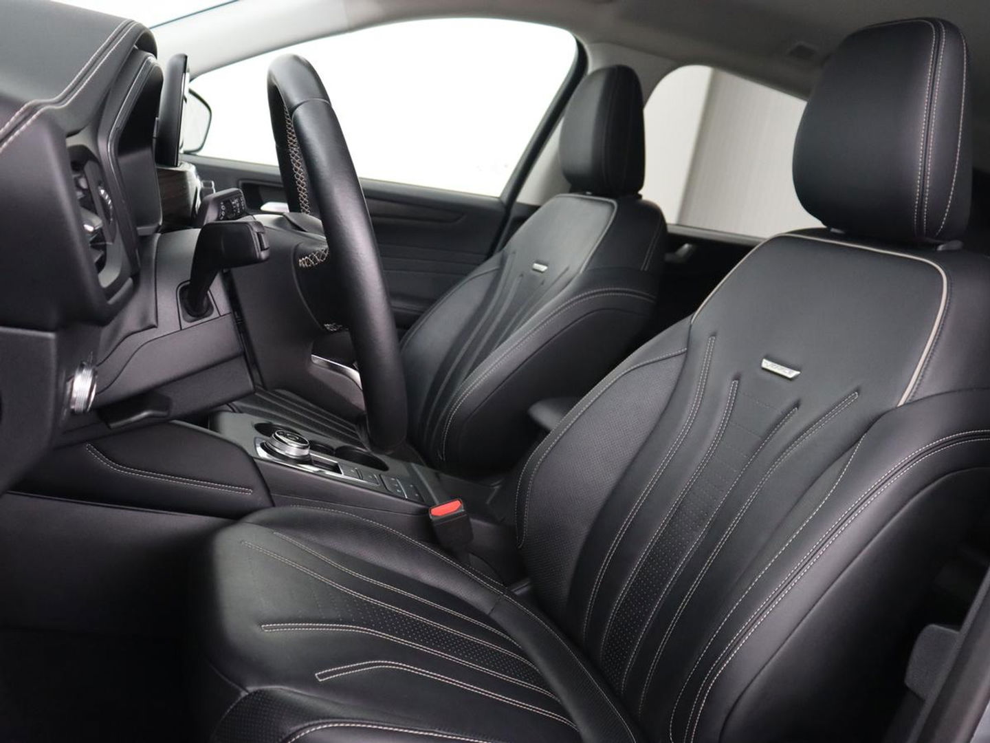 Ford Kuga 2.5 PHEV Vignale | Head-Up | Trekhaak | Adaptive cruise | Leder | 360 Camera | Stoelverwarming | Digital Cockpit | Carplay | Dodehoek detectie | Navigatie | Keyless | Achterbankverwarming | Plug In