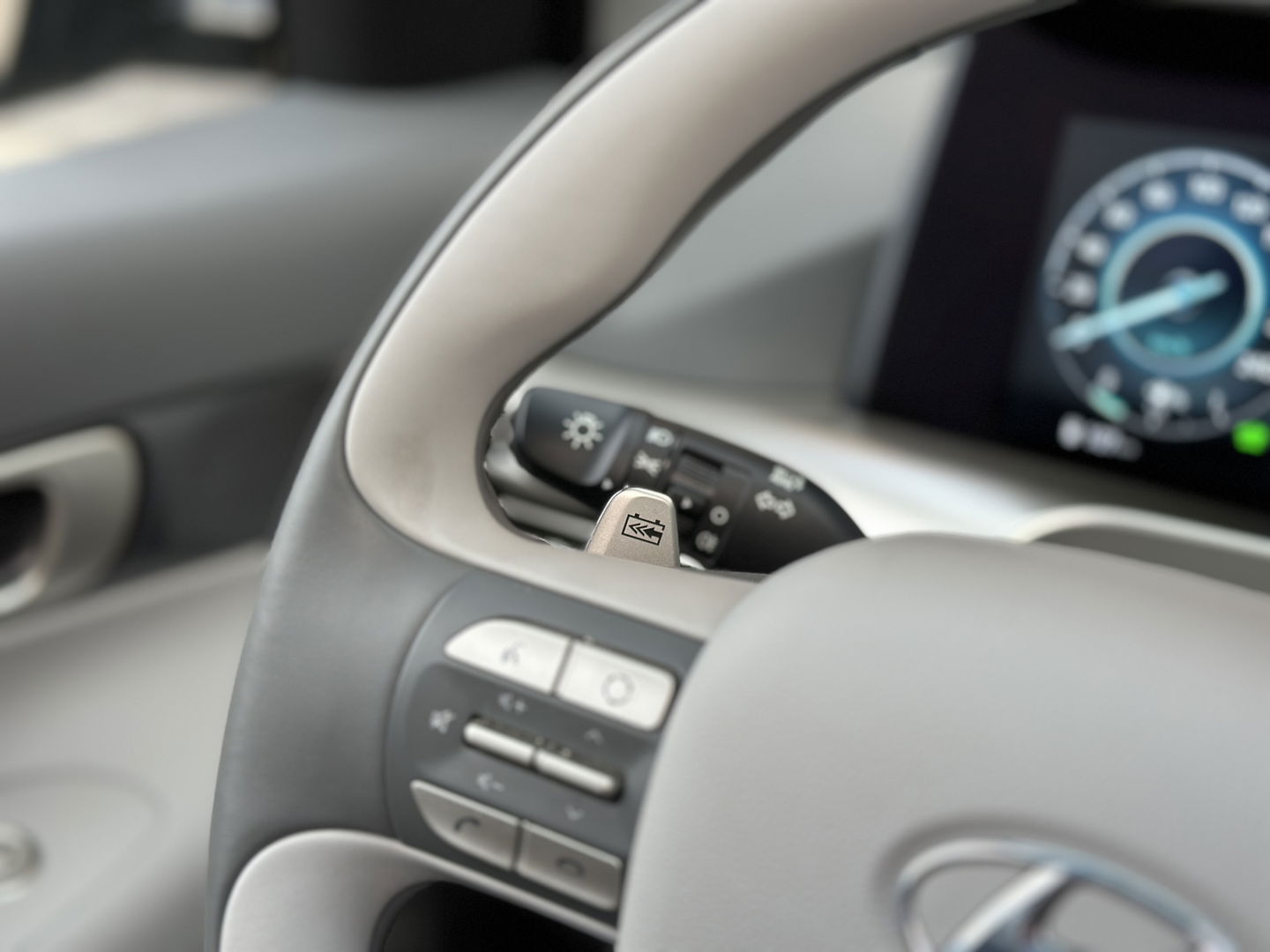 Hyundai NEXO FCEV Plus Pack | Matt Grijs | Panoramadak | 360° Camera | Stoelventilatie | Stuurwiel Verwarming | Krell Audio | Achterbank Verwarming | Dodehoek Sensor | Lane Assist | DAB |