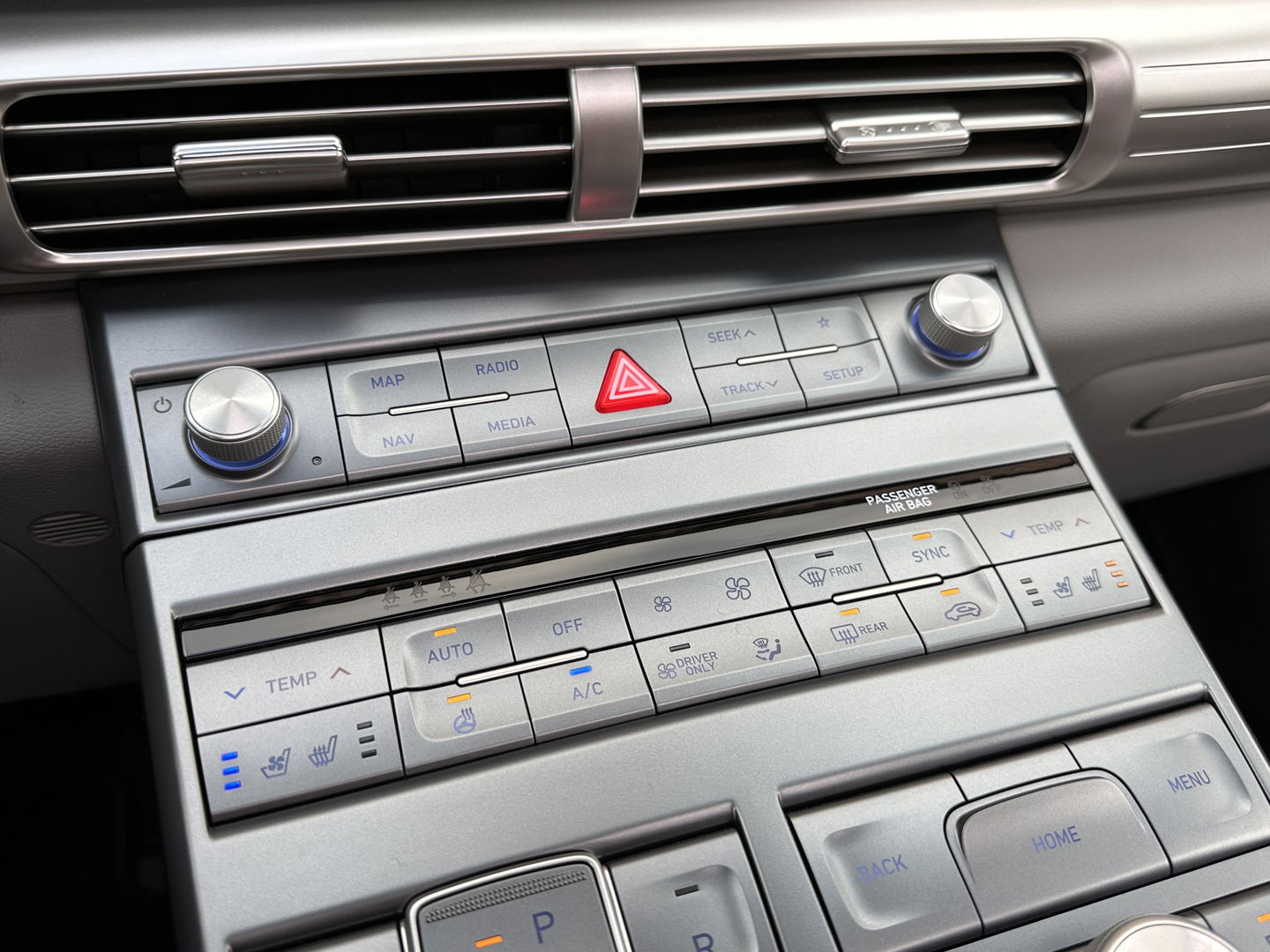 Hyundai NEXO FCEV Plus Pack | Matt Grijs | Panoramadak | 360° Camera | Stoelventilatie | Stuurwiel Verwarming | Krell Audio | Achterbank Verwarming | Dodehoek Sensor | Lane Assist | DAB |