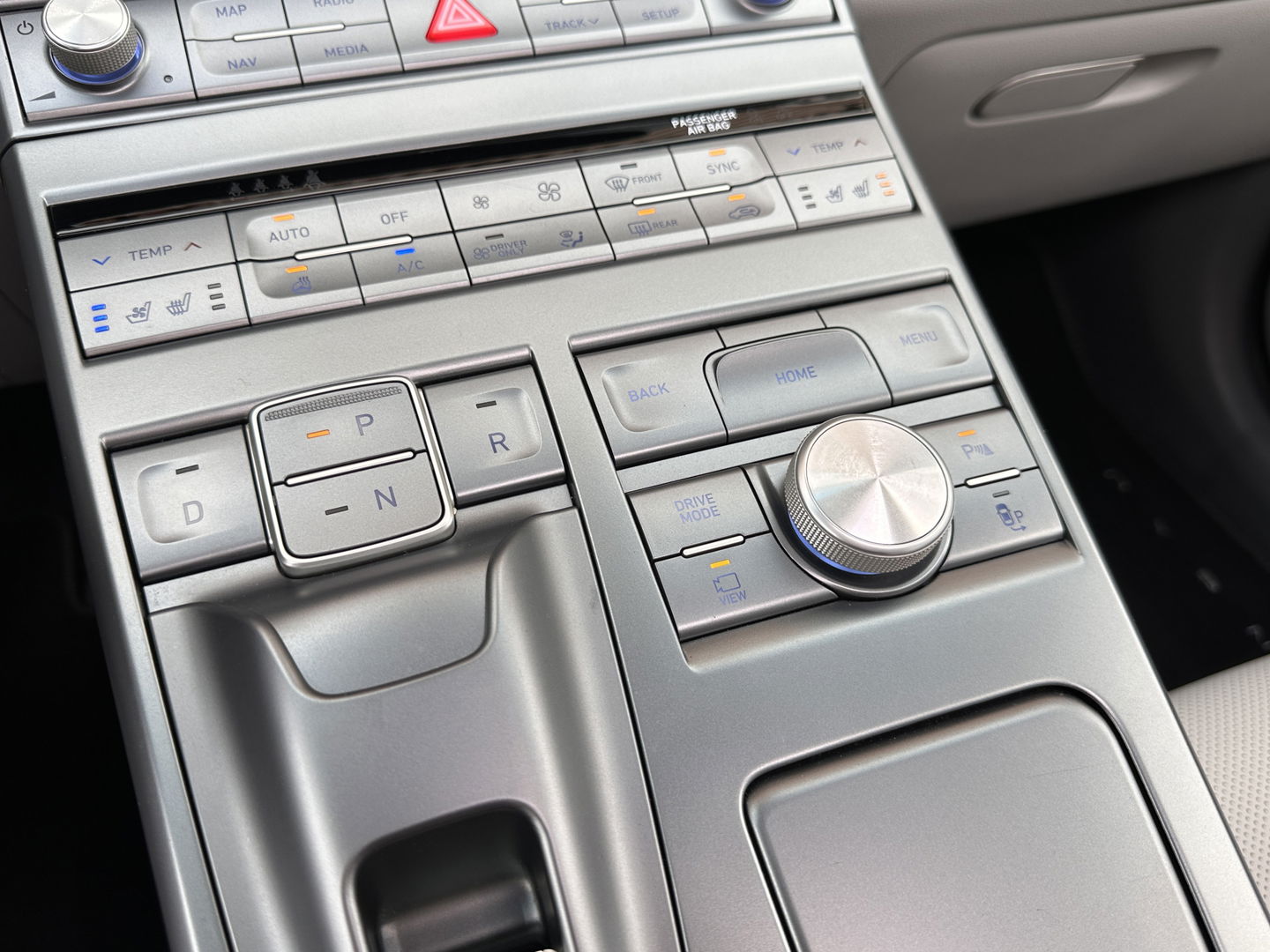 Hyundai NEXO FCEV Plus Pack | Matt Grijs | Panoramadak | 360° Camera | Stoelventilatie | Stuurwiel Verwarming | Krell Audio | Achterbank Verwarming | Dodehoek Sensor | Lane Assist | DAB |