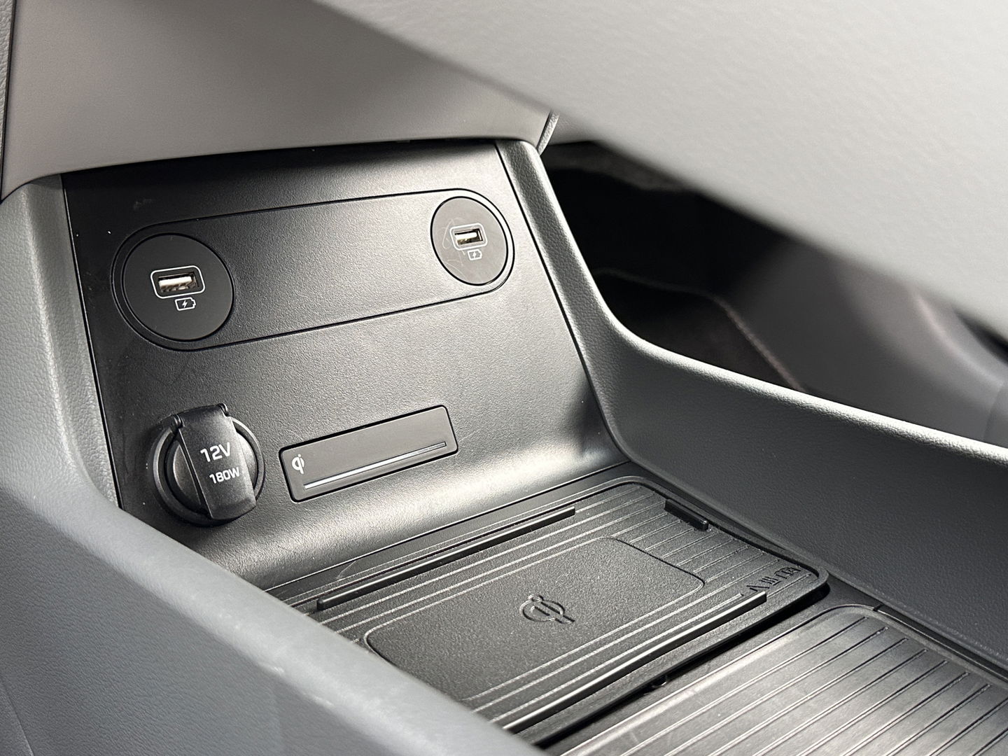 Hyundai NEXO FCEV Plus Pack | Matt Grijs | Panoramadak | 360° Camera | Stoelventilatie | Stuurwiel Verwarming | Krell Audio | Achterbank Verwarming | Dodehoek Sensor | Lane Assist | DAB |