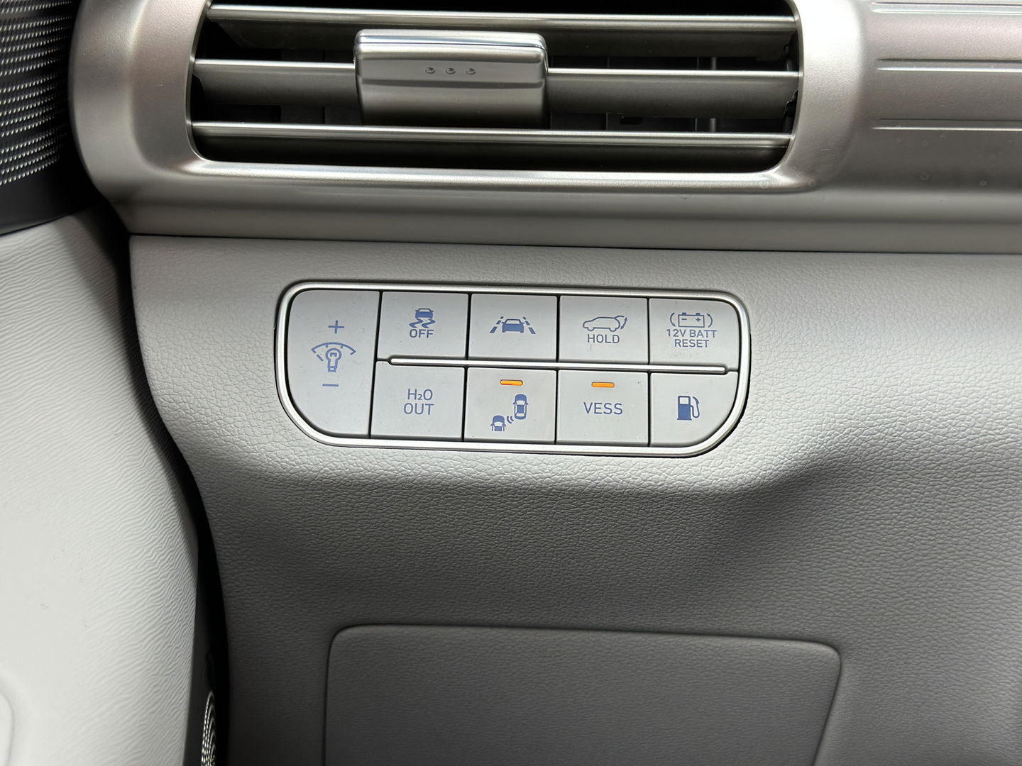 Hyundai NEXO FCEV Plus Pack | Matt Grijs | Panoramadak | 360° Camera | Stoelventilatie | Stuurwiel Verwarming | Krell Audio | Achterbank Verwarming | Dodehoek Sensor | Lane Assist | DAB |