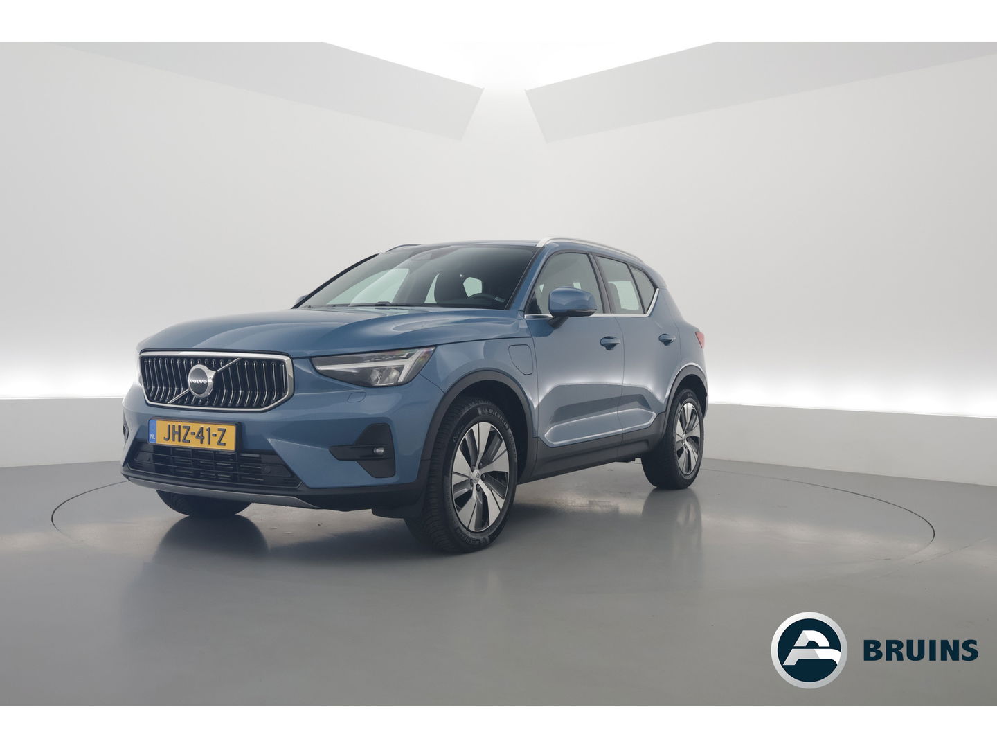 Volvo XC40 1.5 T4 Plug-in hybrid Core Bright | Facelift | Elek. Trekhaak | Camera | Stoel + stuurverw. | Elek. Stoelen |
