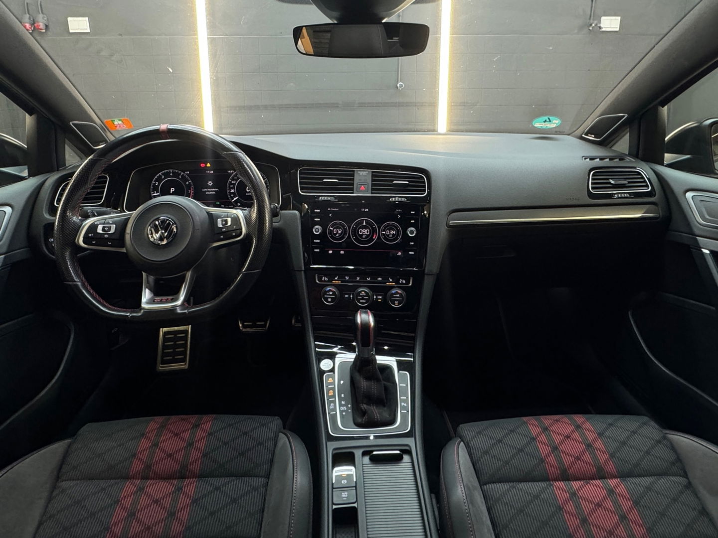 Volkswagen Golf 2.0 TSI GTI TCR Pano|Keyless|Dynaudio|Camera