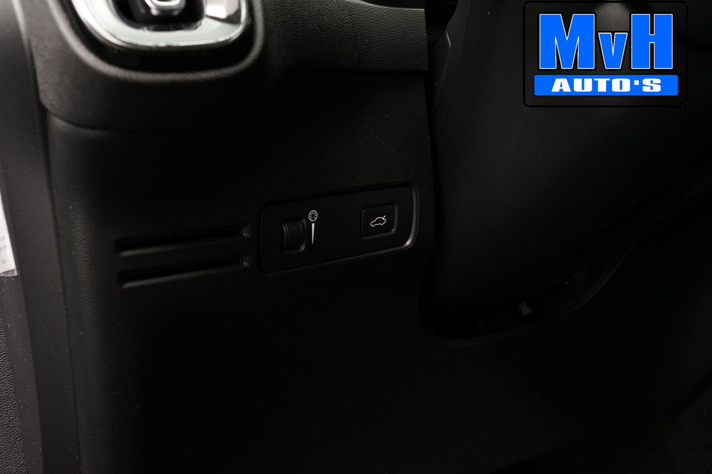 Volvo XC40 2.0 T4 Momentum|TREKHAAK|CAMERA|NAP|LED|CRUISE